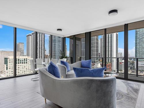 3 BR 3BA Palace Biscayne bay! Prime Locale Views in Miami, USA