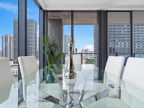 3 BR 3BA Palace Biscayne bay! Prime Locale Views in Miami, USA