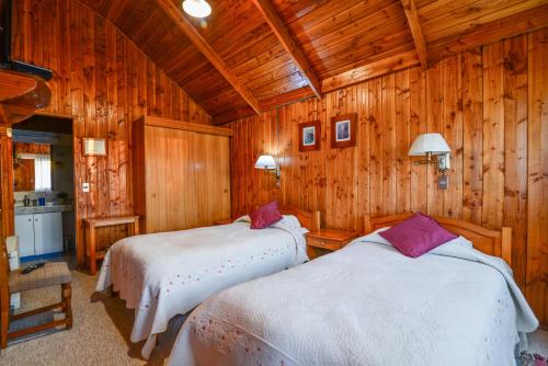 Twin Room with Private Bathroom image 10