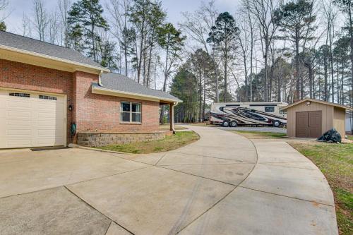 Steps to Lake Wylie Cozy Clover Apartment Steps to Lake Wylie Cozy Clover Apartment