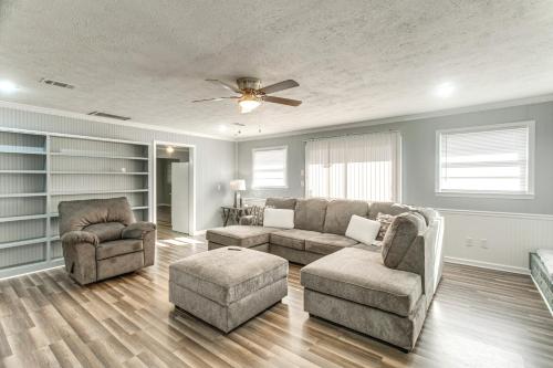 Near Shops and Eats Home with Large Yard in Waycross! in 韋克羅斯