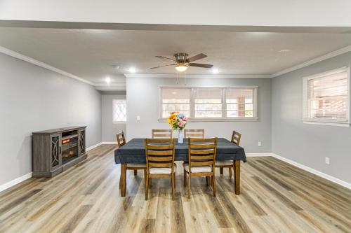 Near Shops and Eats Home with Large Yard in Waycross! in 韋克羅斯