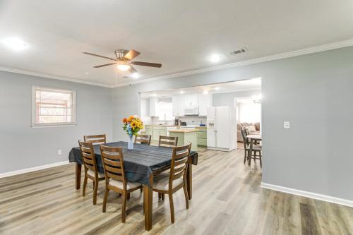 Near Shops and Eats Home with Large Yard in Waycross! in 韋克羅斯