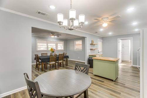 Near Shops and Eats Home with Large Yard in Waycross! in 韋克羅斯
