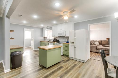 Near Shops and Eats Home with Large Yard in Waycross! in 韋克羅斯