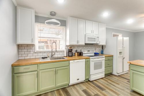 Near Shops and Eats Home with Large Yard in Waycross! in 韋克羅斯