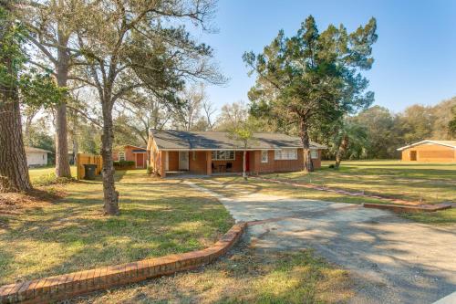 Near Shops and Eats Home with Large Yard in Waycross! in 韋克羅斯