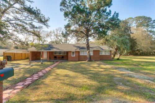Near Shops and Eats Home with Large Yard in Waycross! in 韋克羅斯