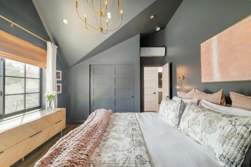 Luxe Designer Flat on Sloans Lake w/ Rooftop Deck in Sloan's Lake