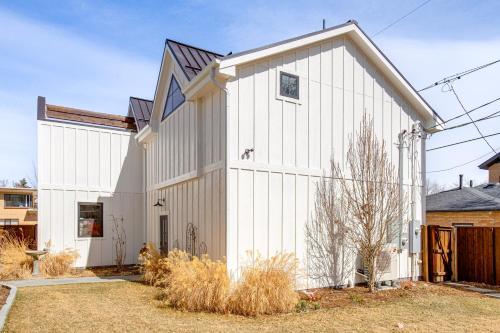 Luxe Designer Flat on Sloans Lake w/ Rooftop Deck in Sloan's Lake