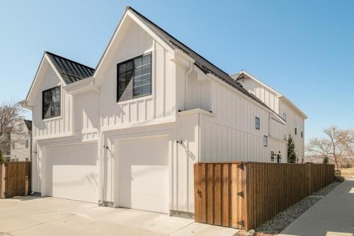 Luxe Designer Flat on Sloans Lake w/ Rooftop Deck in Sloan's Lake