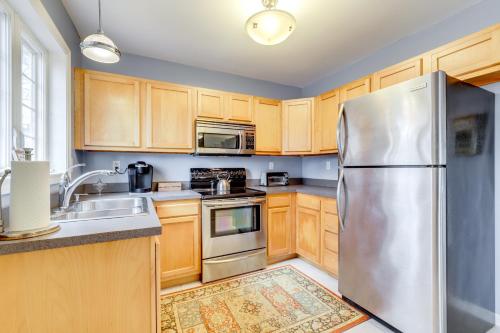 Walk to Eastern Point Beach Apt with Water View! Walk to Eastern Point Beach Apt with Water View!