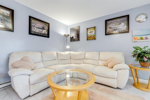 Walk to Eastern Point Beach Apt with Water View! Walk to Eastern Point Beach Apt with Water View!