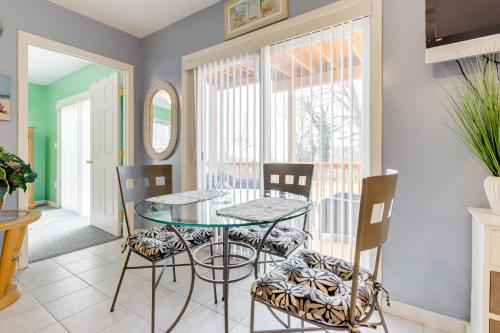 Walk to Eastern Point Beach Apt with Water View! in 格羅頓