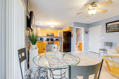 Walk to Eastern Point Beach Apt with Water View! in 格羅頓