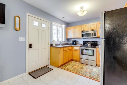 Walk to Eastern Point Beach Apt with Water View! Walk to Eastern Point Beach Apt with Water View!