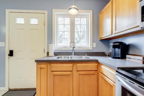 Walk to Eastern Point Beach Apt with Water View! Walk to Eastern Point Beach Apt with Water View!