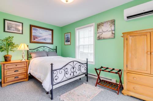 Walk to Eastern Point Beach Apt with Water View! Walk to Eastern Point Beach Apt with Water View!