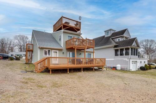 Walk to Eastern Point Beach Apt with Water View! Walk to Eastern Point Beach Apt with Water View!