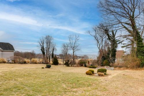 Walk to Eastern Point Beach Apt with Water View! Walk to Eastern Point Beach Apt with Water View!