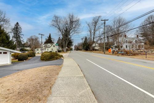 Walk to Eastern Point Beach Apt with Water View! Walk to Eastern Point Beach Apt with Water View!
