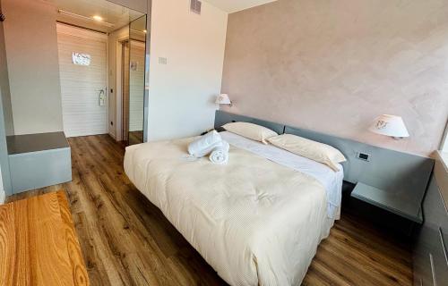 Double Room image 10