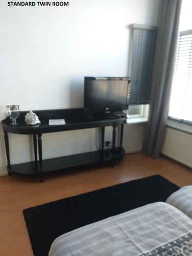 Standard Twin Room image 7