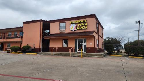 OYO Benbrook Inn & Suites - Main