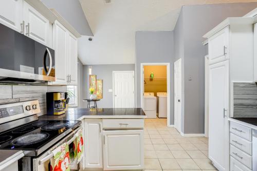 Close to Shopping: Pet-Friendly Lawrenceville Home in 勞倫斯維爾