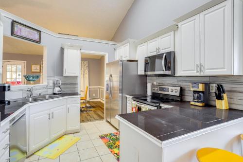 Close to Shopping: Pet-Friendly Lawrenceville Home in 勞倫斯維爾