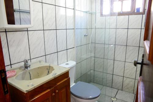 ห้องน้ำ, Casa com otima localizacao e churrasqueira in อกวาบรันกา