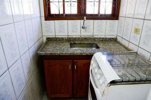 ห้องครัว, Casa com otima localizacao e churrasqueira in อกวาบรันกา