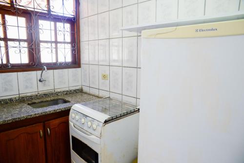 ห้องครัว, Casa com otima localizacao e churrasqueira in อกวาบรันกา