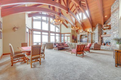 Hot Tub + Views: Luxe Mountain Escape in Yucaipa in Cherry Valley (CA)