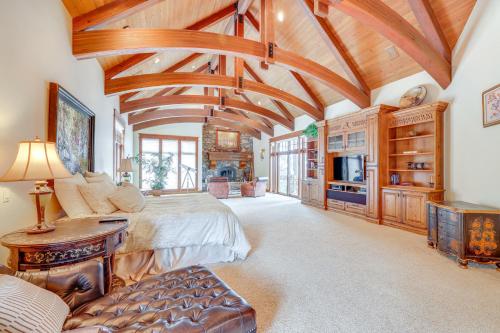 Hot Tub + Views: Luxe Mountain Escape in Yucaipa in Cherry Valley (CA)