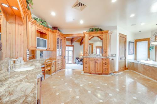 Hot Tub + Views: Luxe Mountain Escape in Yucaipa in Cherry Valley (CA)