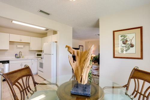 Coastal Escape w/ Lanai: 2 Mi to Hobe Sound Beach in Hobe Sound