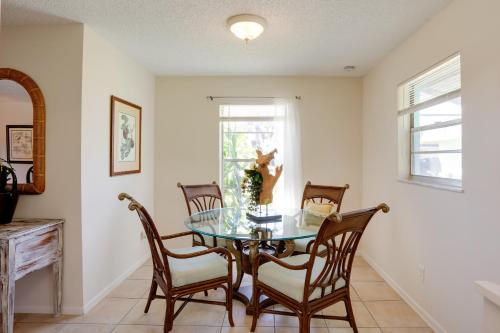 Coastal Escape w/ Lanai: 2 Mi to Hobe Sound Beach in Hobe Sound