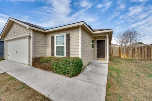 13 Mi to Lackland AFB: San Antonio Home! in Atascosa
