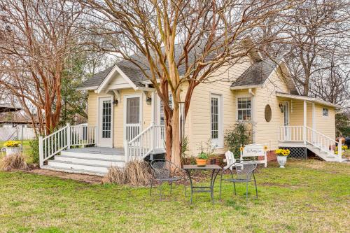 Walk to Lake Chicot: Cottage w/ Yard & Views!