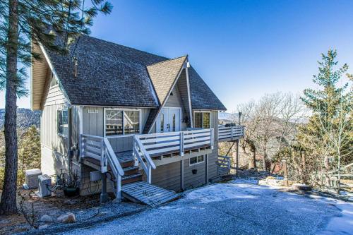 Mountain-View Deck Cabin in Lake Arrowhead