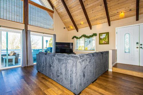 Mountain-View Deck Cabin in Lake Arrowhead