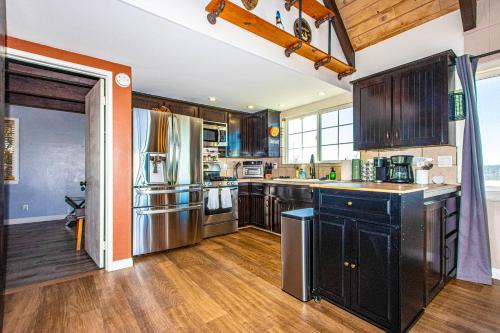 Mountain-View Deck Cabin in Lake Arrowhead