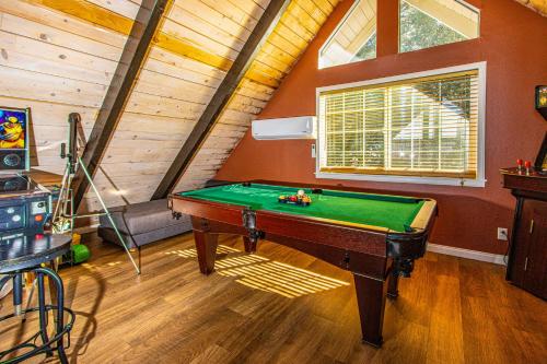 Mountain-View Deck Cabin in Lake Arrowhead