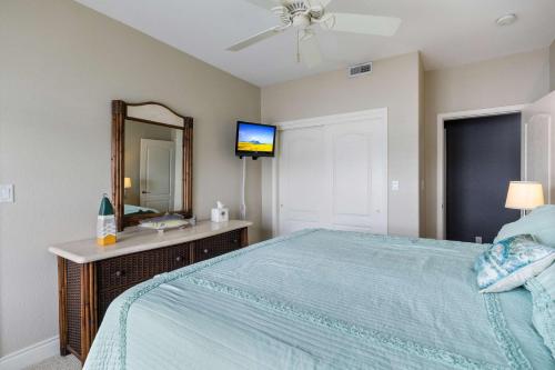 Lakefront 4BR Luxury Sleeps 13 Pool & Hot Tub - image 4