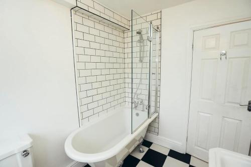 4BR Family Home, Self Check In, Parking, By DerBnB 4BR Family Home, Self Check In, Parking, By DerBnB