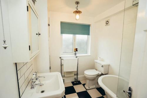 4BR Family Home, Self Check In, Parking, By DerBnB 4BR Family Home, Self Check In, Parking, By DerBnB