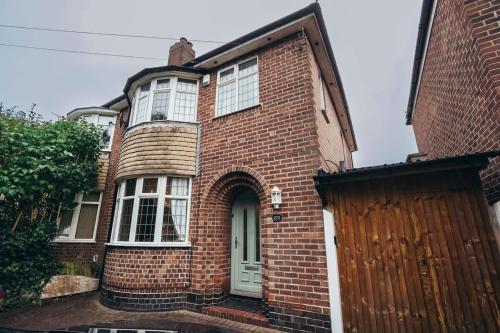 4BR Family Home, Self Check In, Parking, By DerBnB 4BR Family Home, Self Check In, Parking, By DerBnB