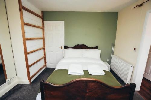 4BR Family Home, Self Check In, Parking, By DerBnB 4BR Family Home, Self Check In, Parking, By DerBnB