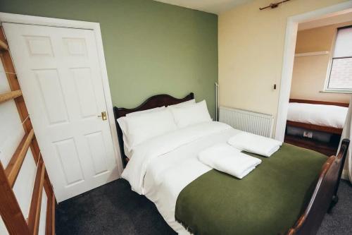 4BR Family Home, Self Check In, Parking, By DerBnB 4BR Family Home, Self Check In, Parking, By DerBnB